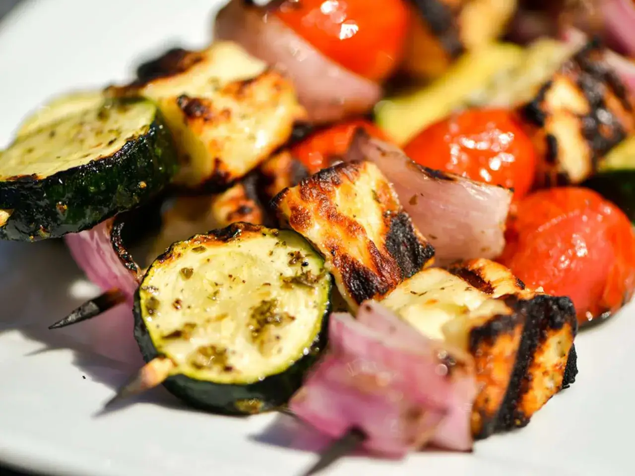 Grillspett med halloumi, zucchini, rödlök och tomater. Ett perfekt halloumi recept för sommaren!