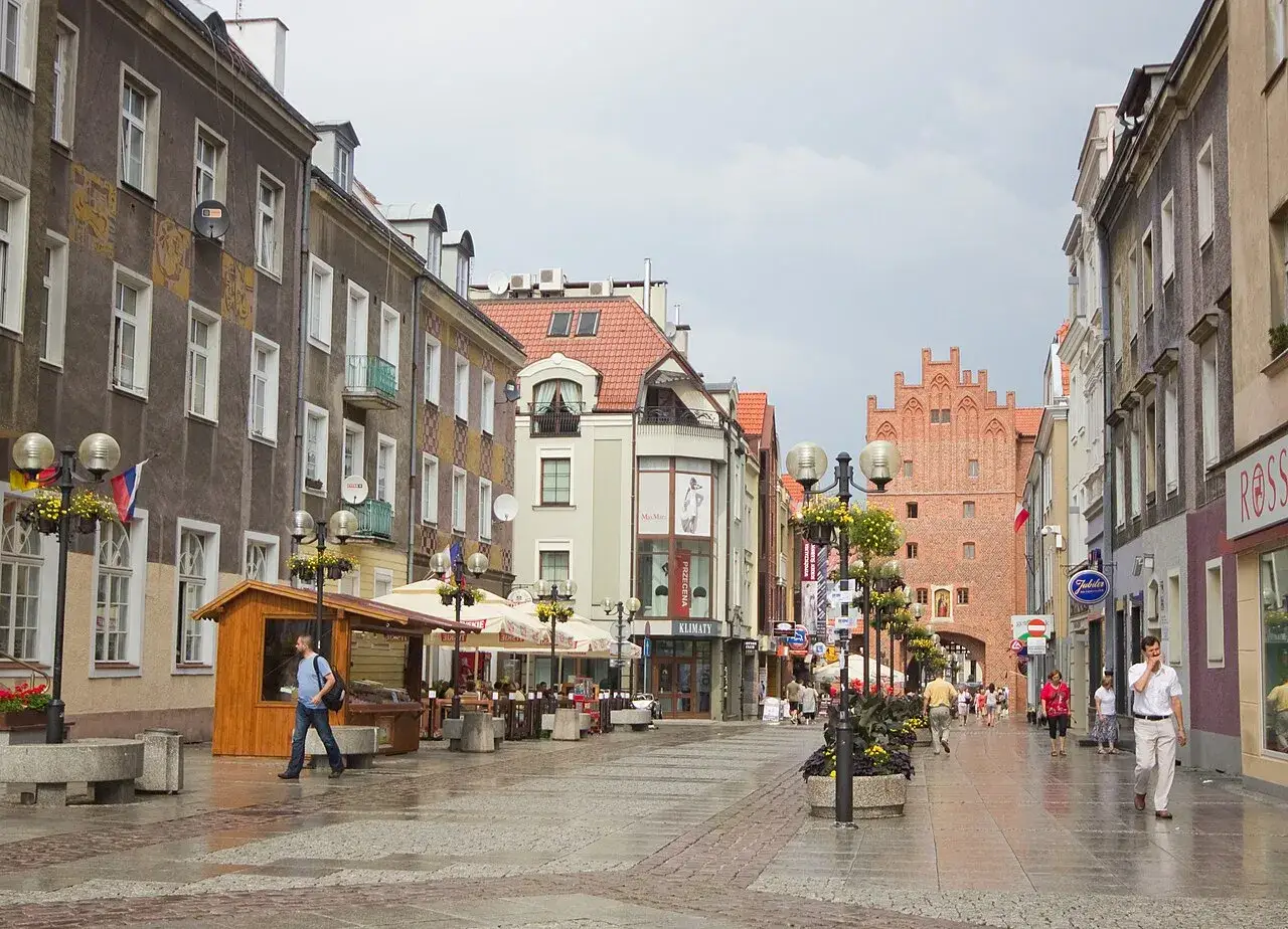 Spacer po starówce Olsztyna, gdzie atrakcje to urokliwe kamienice, kawiarniane ogródki i zabytkowa brama.