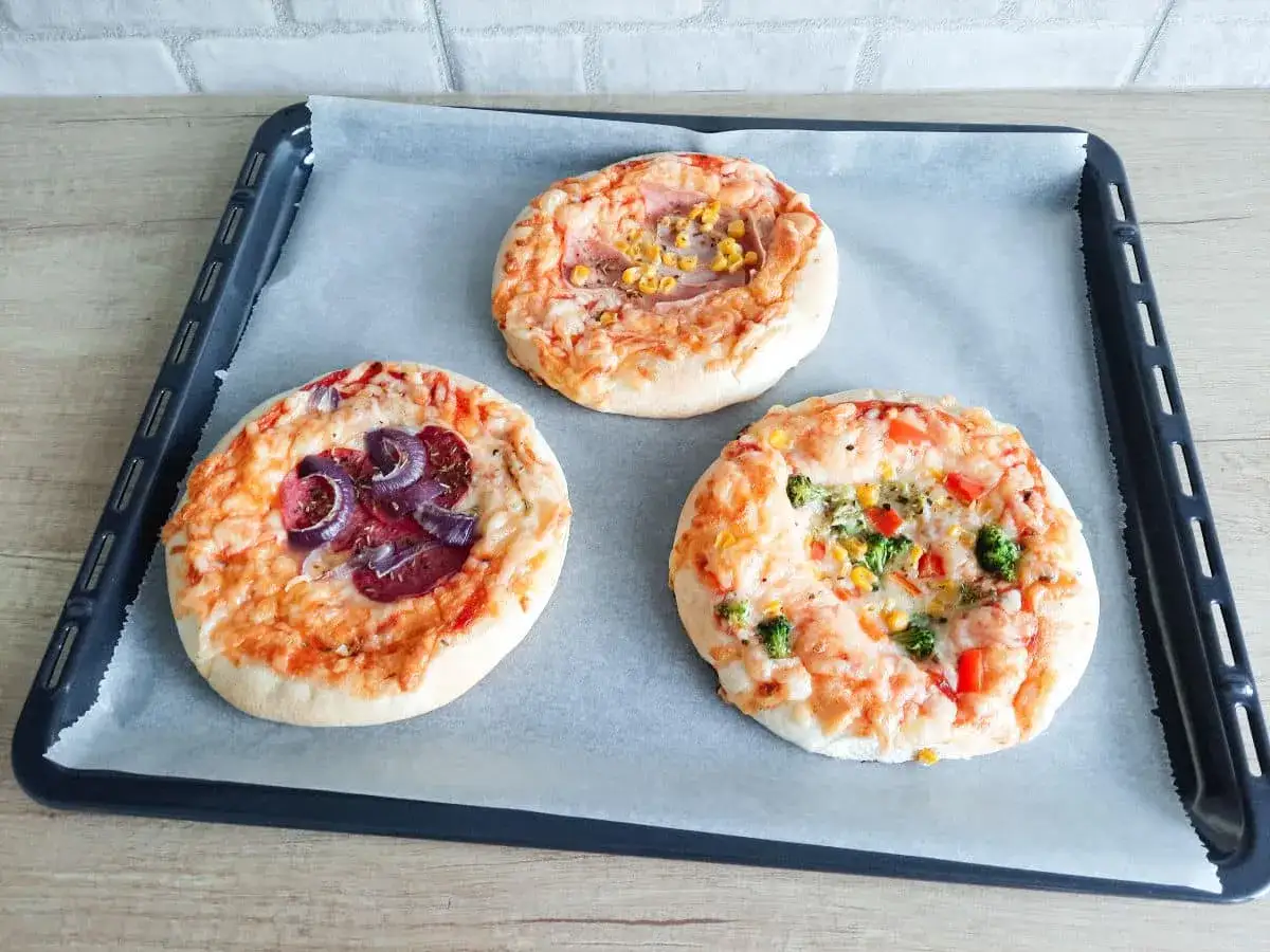 Gotowe do pieczenia pizzerinki: z cebulą i salami, z kukurydzą i szynką, oraz z warzywami. Idealny pizzerinki przepis na szybki obiad.