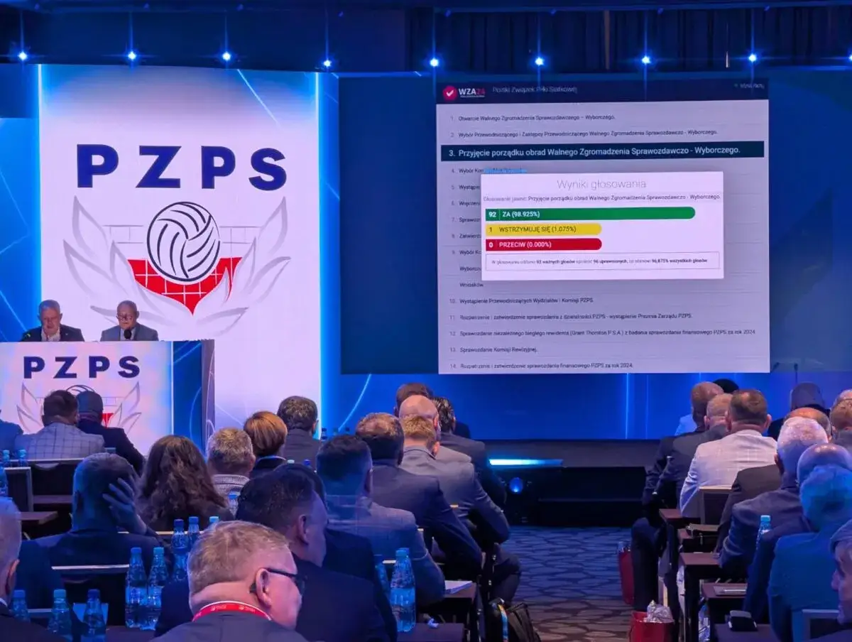 Uczestnicy walnego zgromadzenia PZPS głosują nad porządkiem obrad. Wyniki głosowania wyświetlone na ekranie.