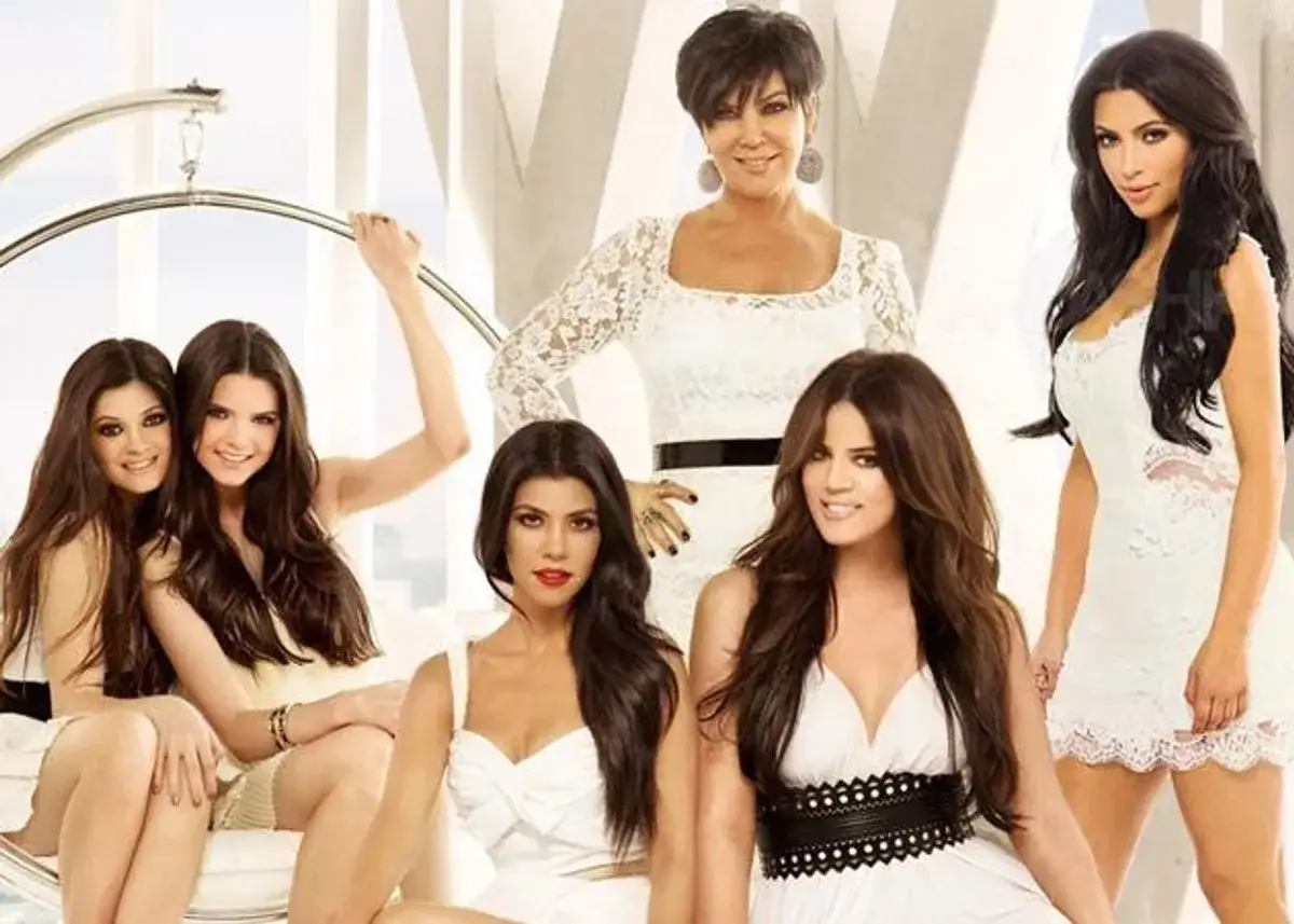 Rodzina Kardashian w białych strojach. Kris Jenner z córkami: Kourtney, Khloe, Kim i Kylie. Kim Kardashian ma 43 lata.
