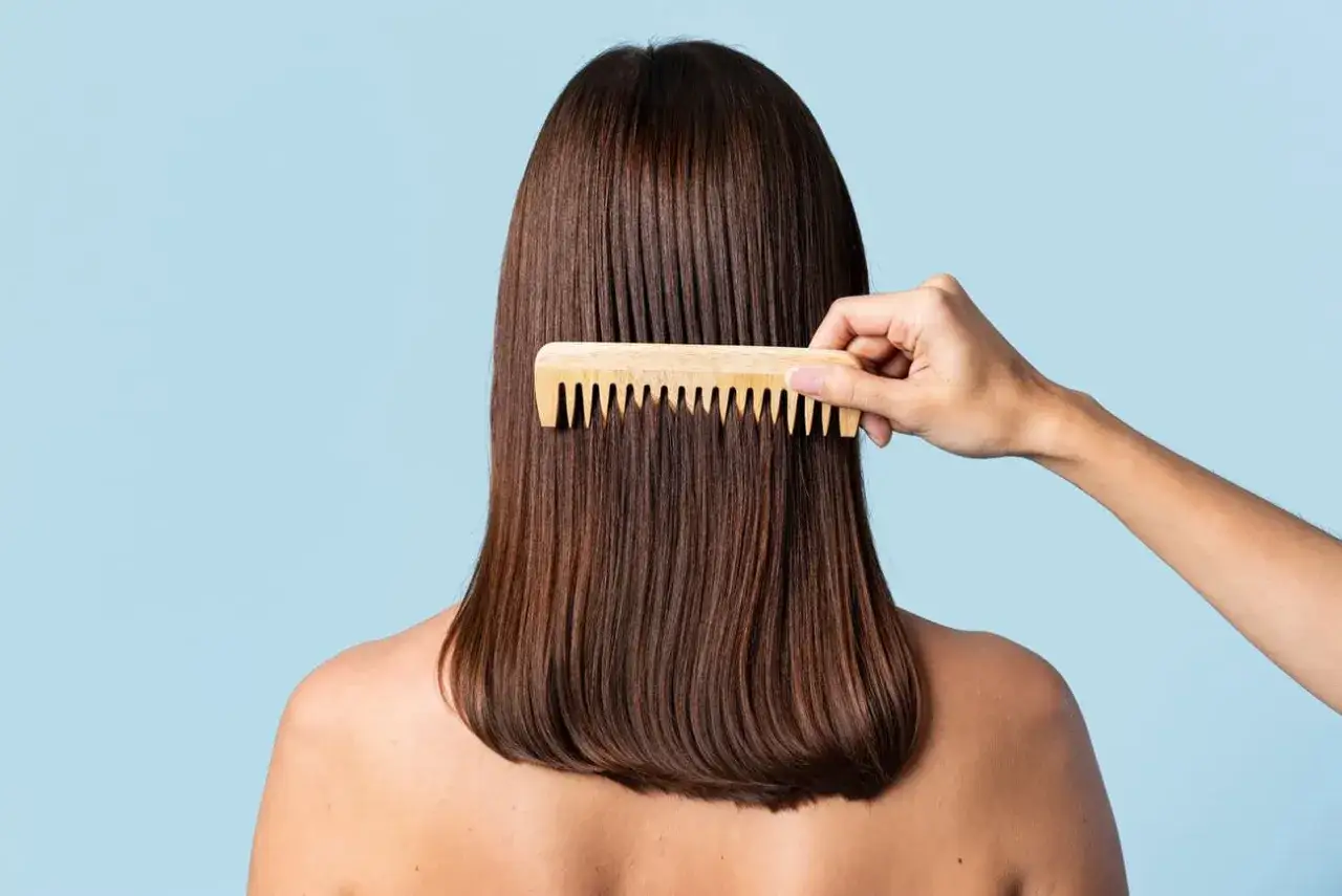Peinando el cabello castaño para un **pelo brillante al instante**.