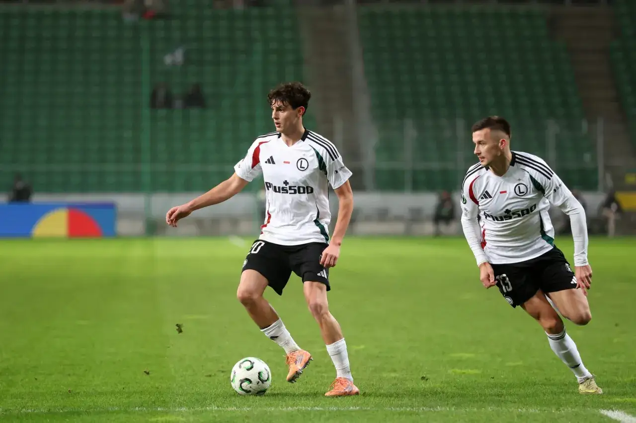 Piłkarze Legii w akcji, a w tle zielone trybuny. Czy to zapowiedź nowych, ekscytujących legia pogłoski transferowe?
