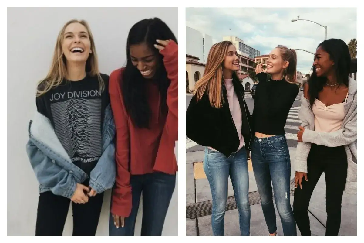 Trois amies rient ensemble, adoptant un style collegienne décontracté avec jeans et vestes.