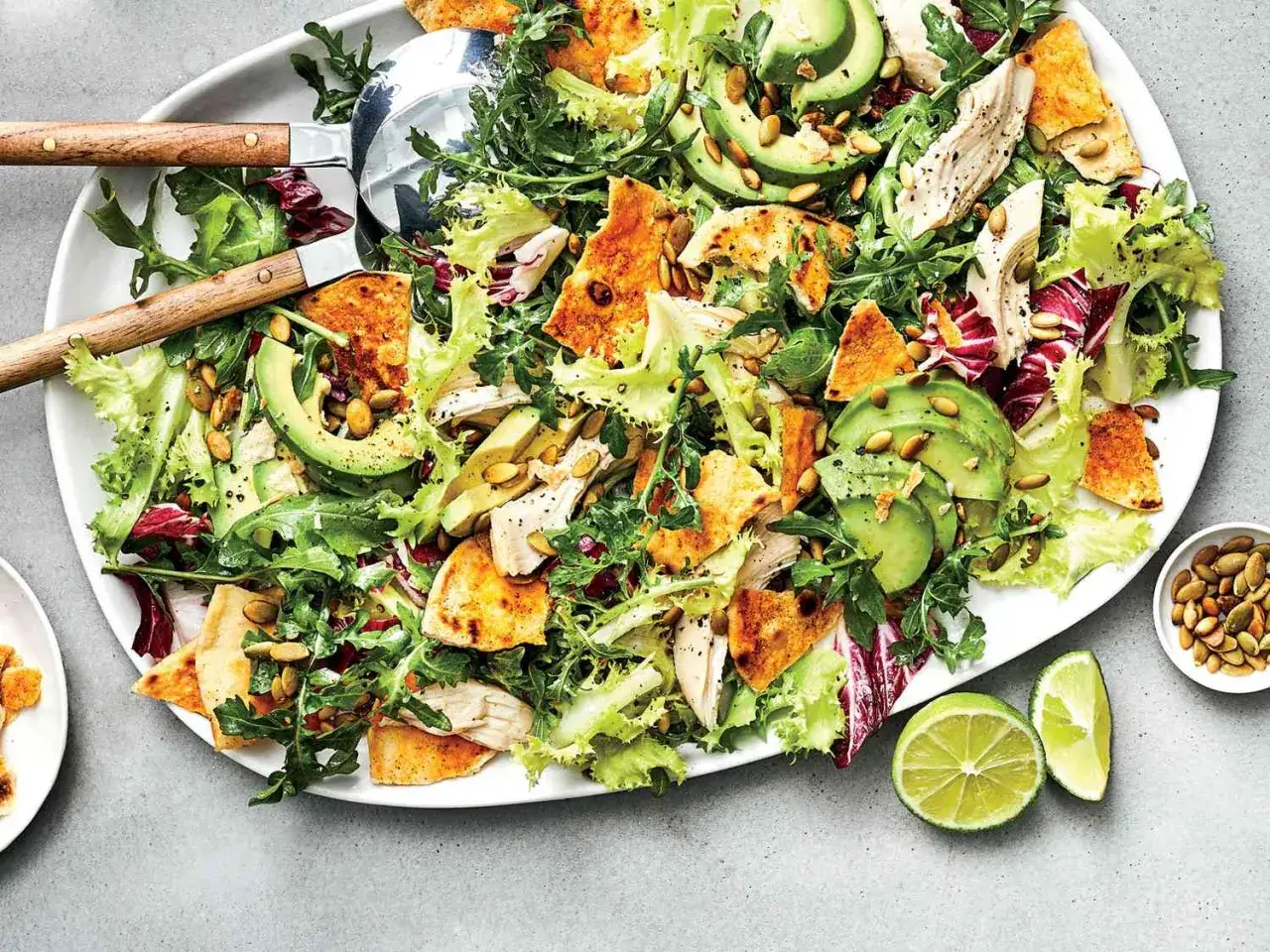 En stor, h&auml;rlig sallad med kyckling, avokado, gr&ouml;na blad och pumpak&auml;rnor. En riktigt god sallad till maten!