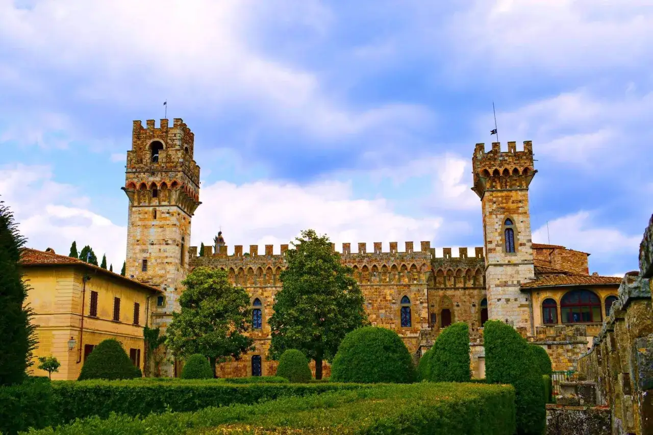La Badia a Passignano, un'antica abbazia toscana, si erge maestosa con le sue torri merlate e giardini curati.