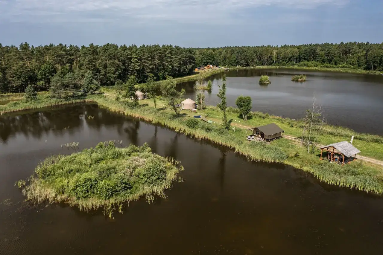 Idealne miejsce na długi weekend majowy: jurty i namioty glampingowe nad jeziorem, otoczone lasem.