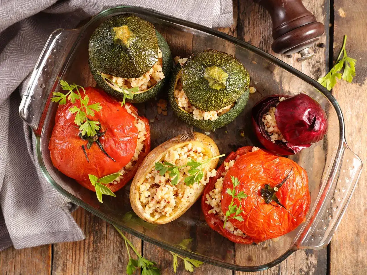 Délicieux légumes farcis, courgettes, tomates, oignons et pommes de terre, garnis de riz et d'herbes fraîches, prêts à être dégustés.