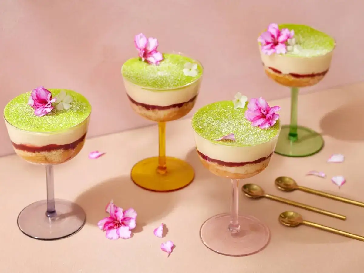 Fyra vackra prinsesst&aring;rta i glas, dekorerade med blommor och pudrade med florsocker. En festlig dessert!