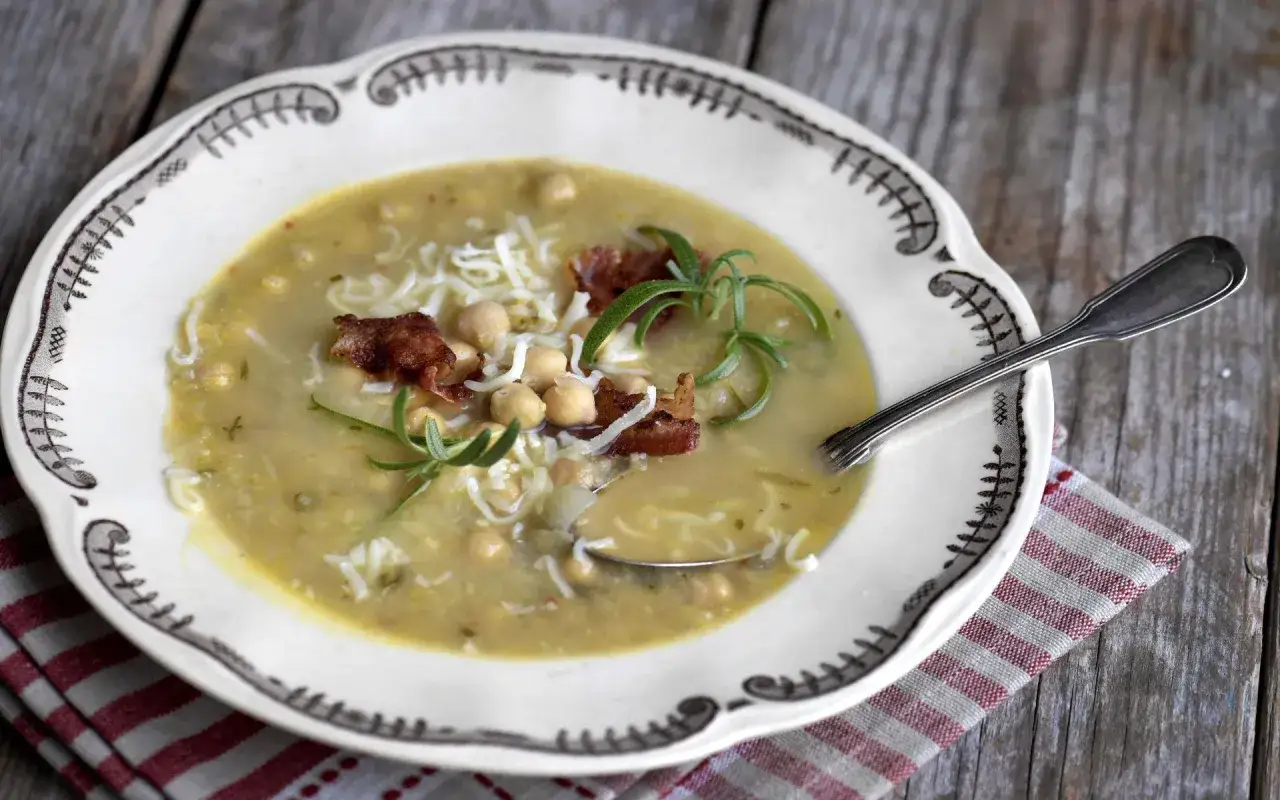 En krämig kikärtsoppa med knaperstekt bacon, riven ost och rosmarin. Ett perfekt soppa recept för en kall dag.