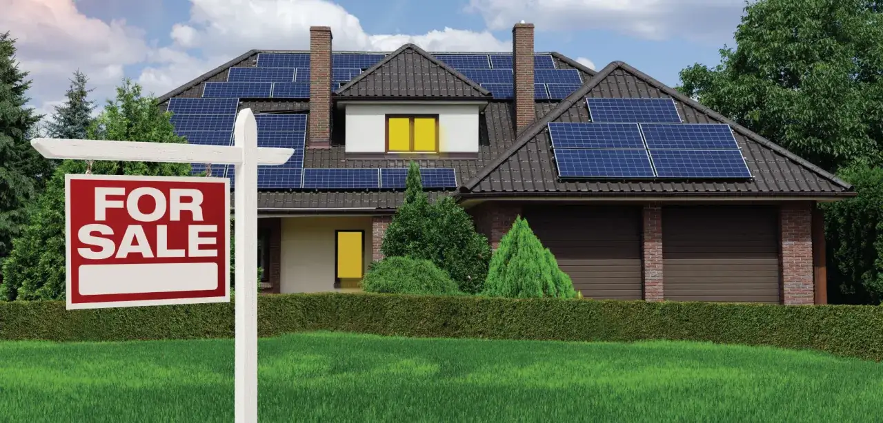 Casa con paneles solares, lista para un **revamping fotovoltaico**. Cartel 