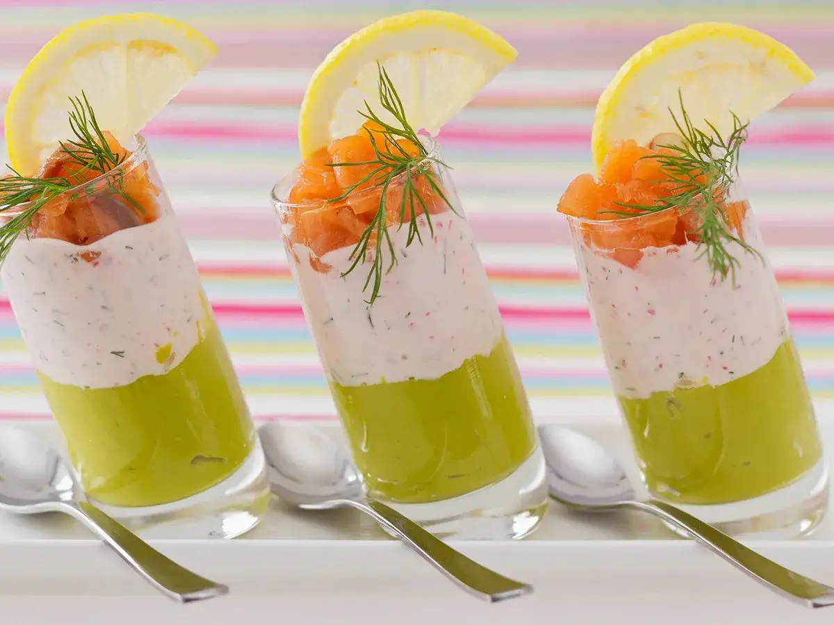 Délicieux verrines saumon fumé, crème ciboulette et avocat, une parfaite entrée de Pâques sans œufs.