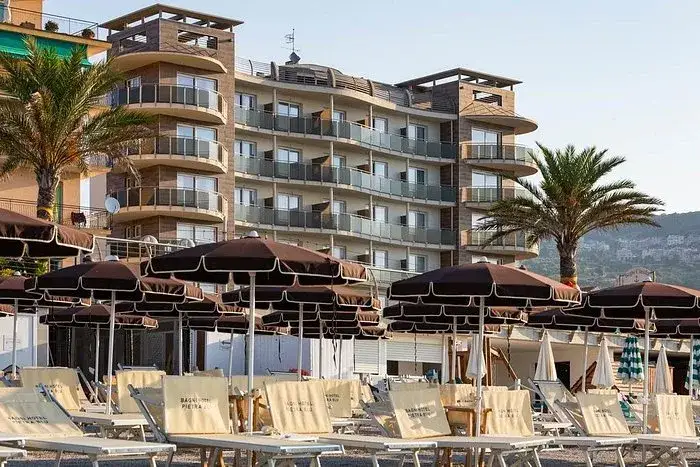 Hotel Pietra Ligure servizi piscina e spiaggia