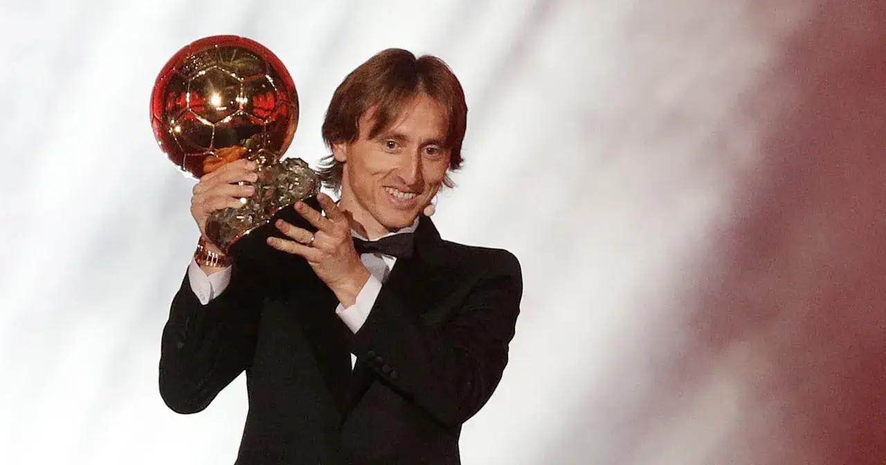 Luka Modrić z dumą prezentuje swoją Złotą Piłkę, symbol triumfu i najlepszego piłkarza.