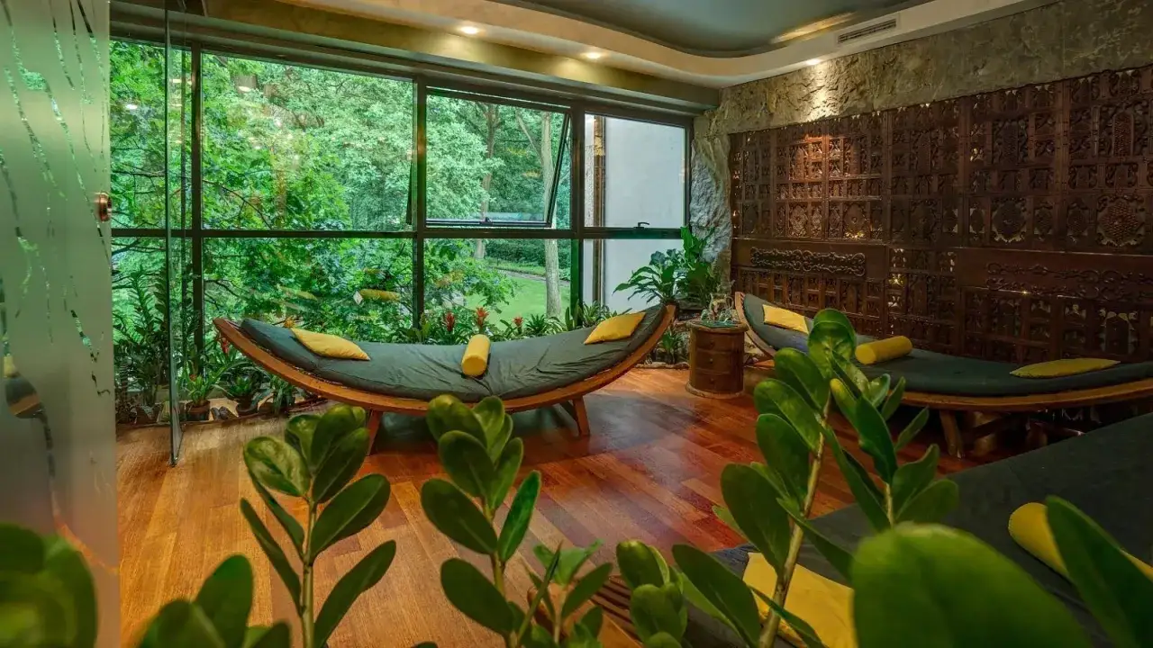 Mężczyzna w spa relaks