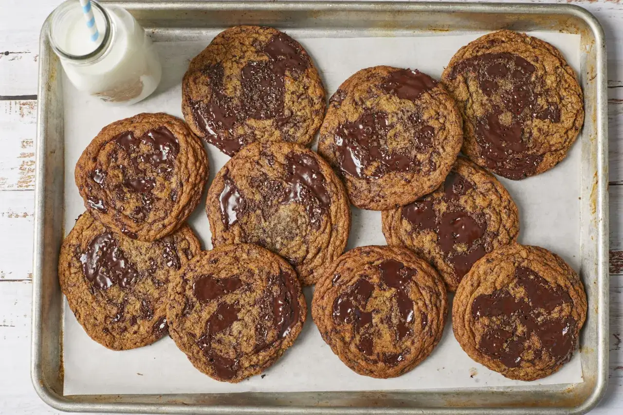 Galletas caseras con trozos de chocolate, listas para disfrutar. Una deliciosa receta de galletas que te encantará.