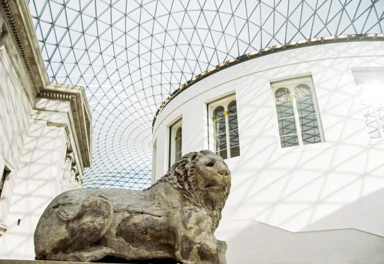 En stenlejon i British Museum, en av sev&auml;rdheterna man inte f&aring;r missa i London.