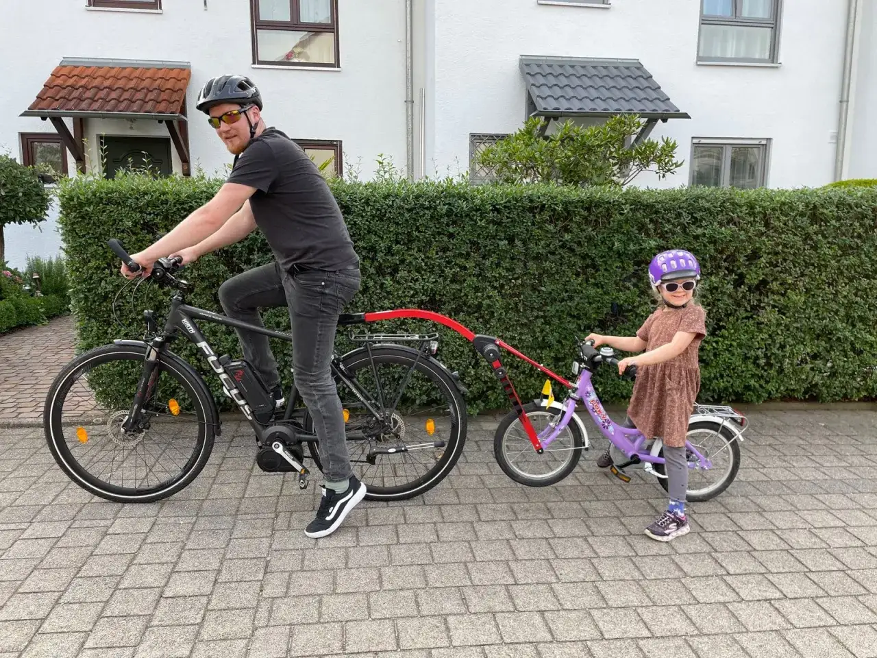 Kind auf zu gro&szlig;em Fahrrad