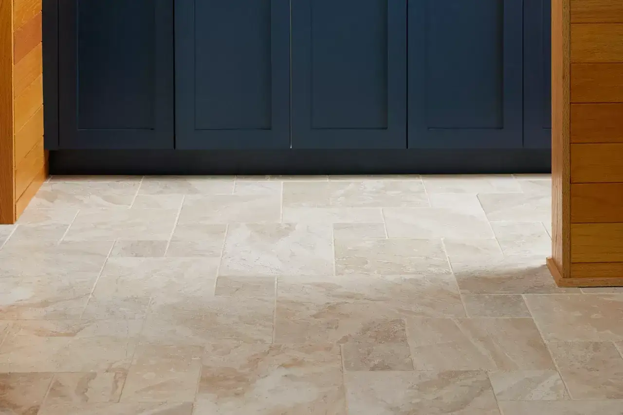 Suelo de baldosas de piedra caliza con juntas visibles, mostrando diferentes formas de colocar azulejos rectangulares grandes para un diseño moderno.