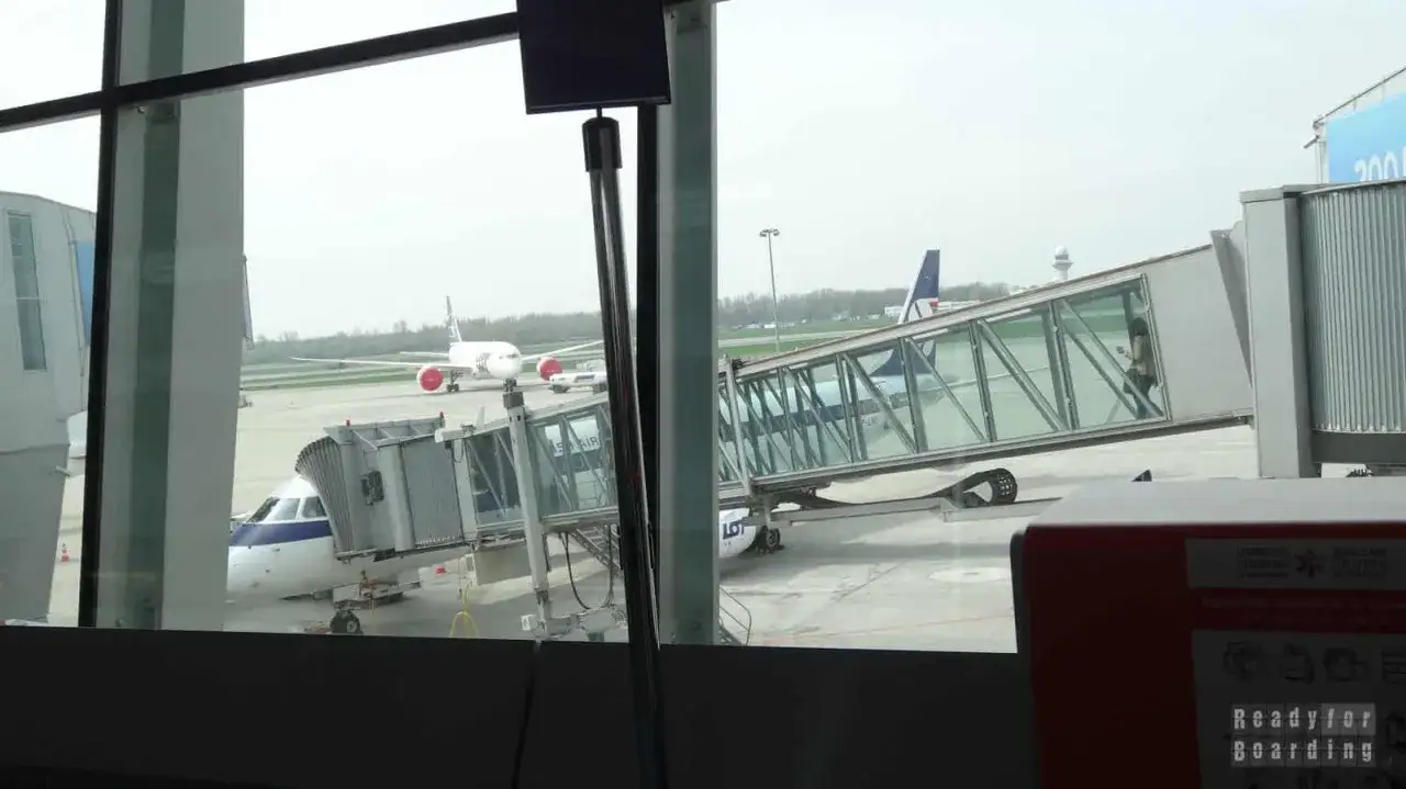 Samolot LOT-u czeka na pasażerów. Zastanawiasz się, ile się leci do Rzymu? Czas na podróż!