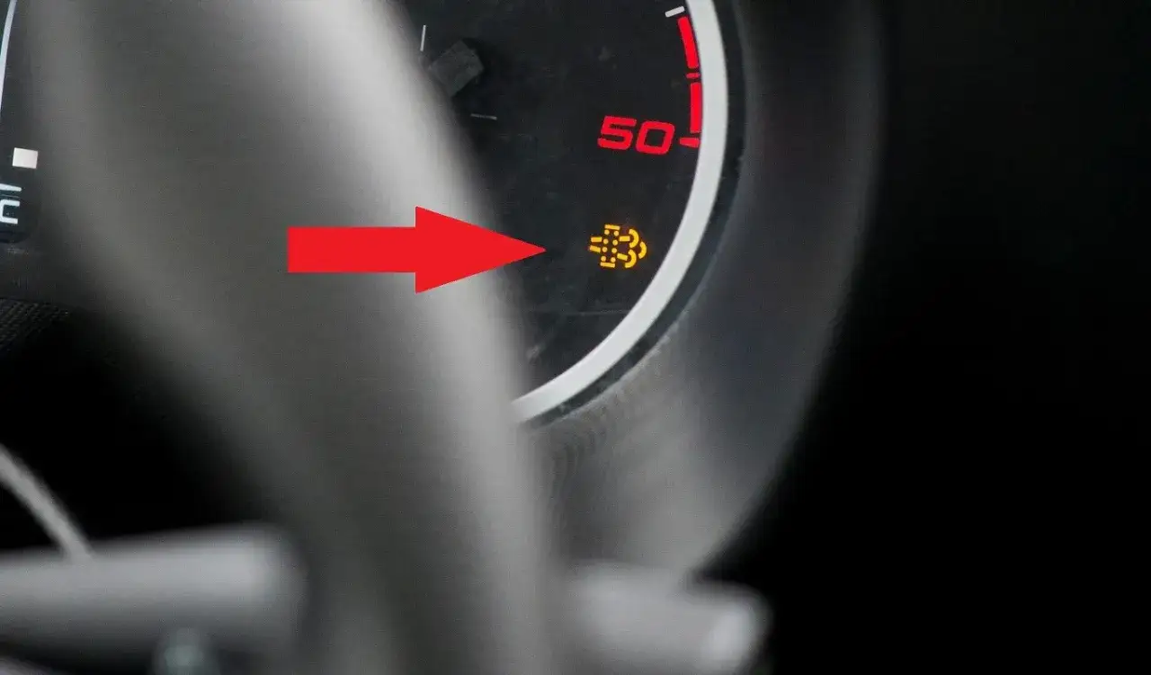Czerwona strzałka wskazuje na kontrolkę dpf na desce rozdzielczej. Oznacza ona problem z filtrem cząstek stałych.