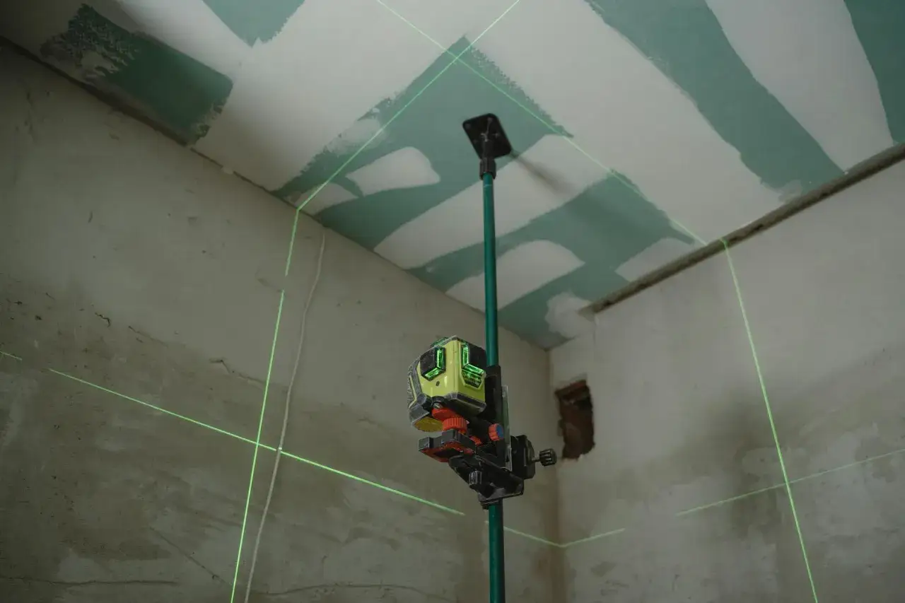 Laser krzyżowy do czego służy? Do precyzyjnego wyznaczania linii prostych na ścianach i suficie podczas remontu.