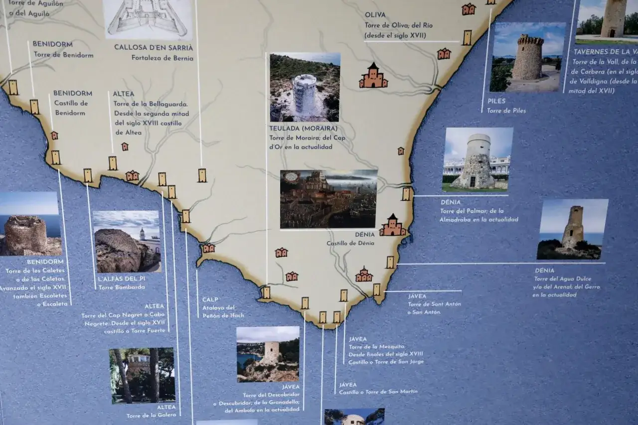 Mapa de la ruta de la seda en Alicante, mostrando torres y castillos hist&oacute;ricos como la Torre de Benidorm y el Castillo de D&eacute;nia.