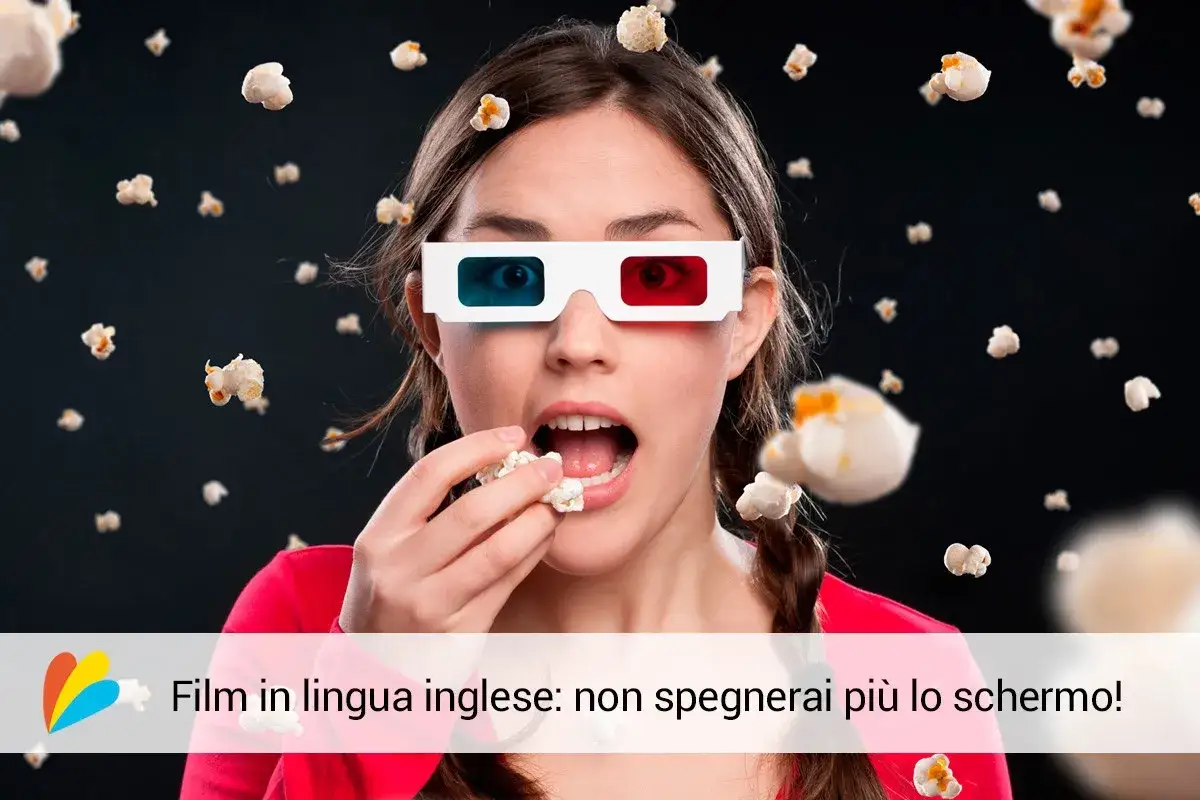 Ragazza con occhiali 3D mangia popcorn, immersa in un film in lingua inglese. Non vorrai più staccarti dallo schermo!