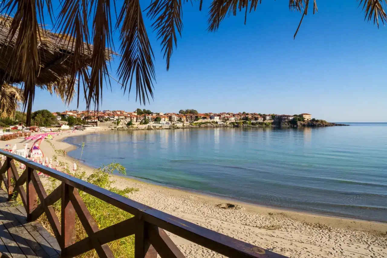 Słoneczne bułgarskie plaże z widokiem na urokliwe miasteczko. Idealne miejsce na relaks.