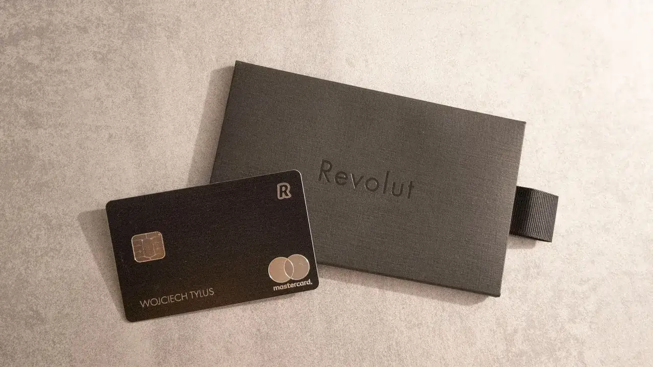 Karta Revolut i pudełko. Planujesz wakacje w Chorwacji? Sprawdź, czym płacić w Chorwacji, by podróżować bezproblemowo.