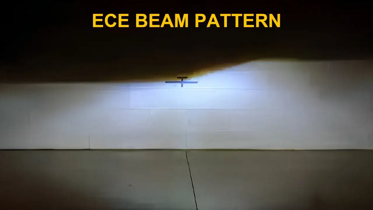 ECE-ljusm&ouml;nster fr&aring;n en Osram H4-lampa lyser upp en v&auml;gg.