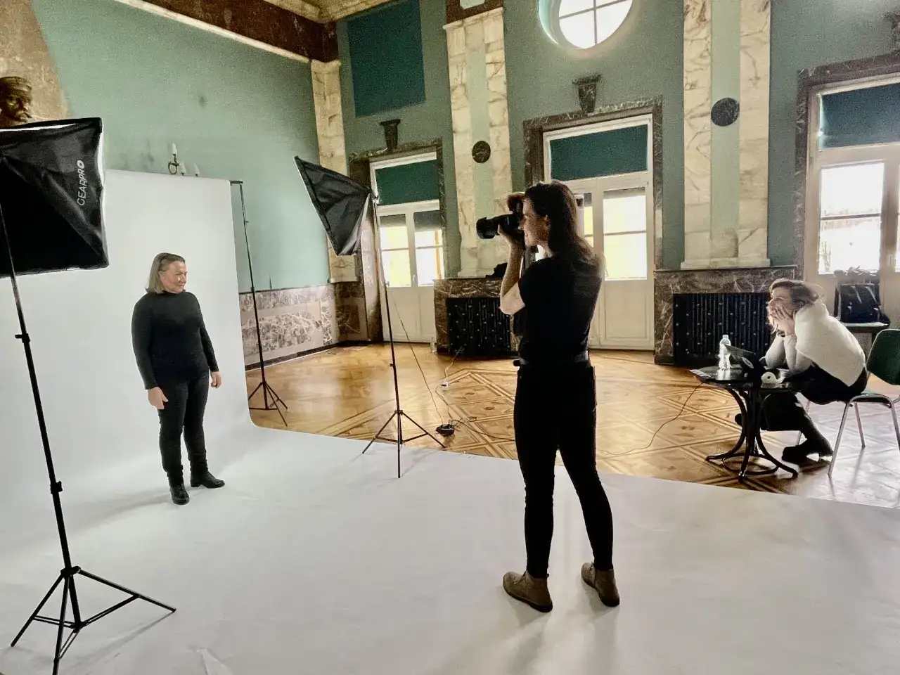 Sesja zdjęciowa w stylowym wnętrzu. Fotografka uwiecznia aktorkę, która przygotowuje się do roli.