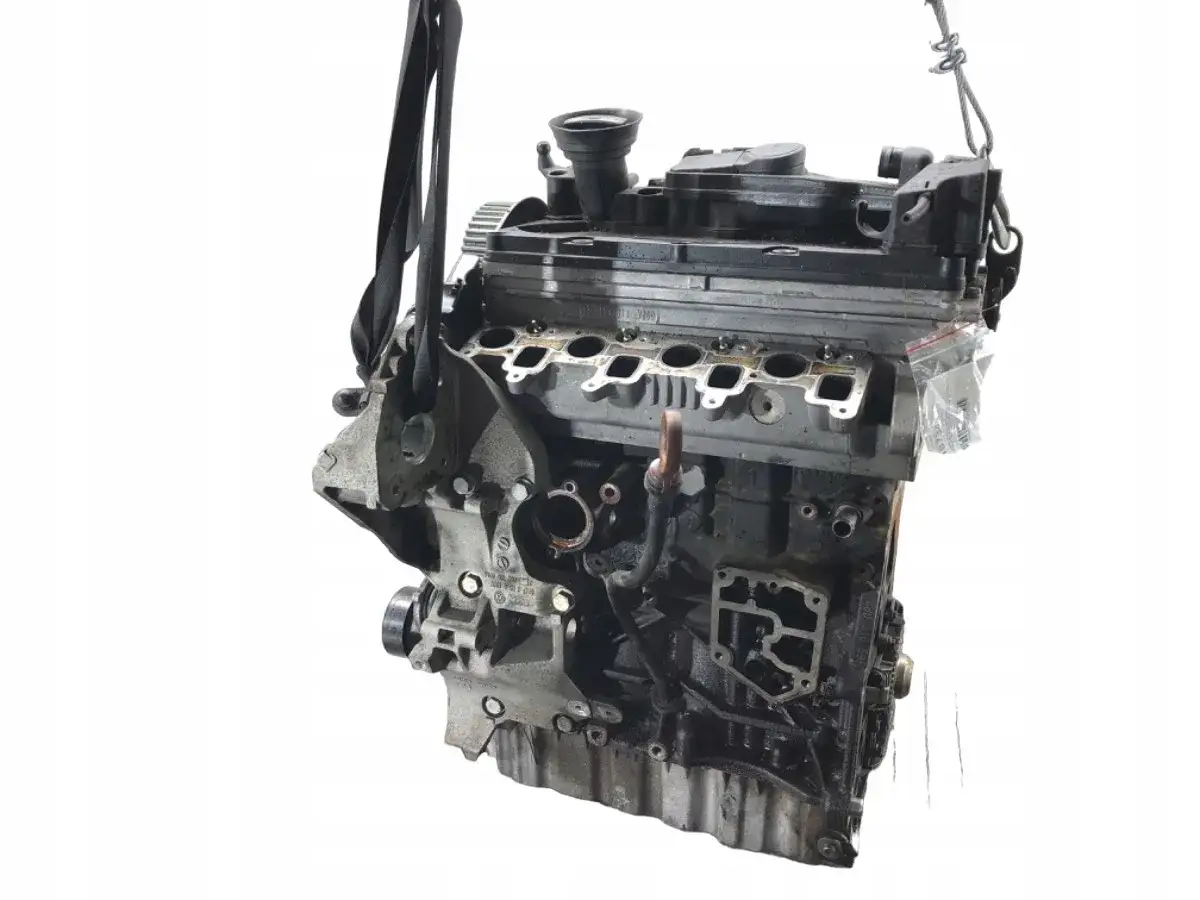 Silnik TDI, czyli Turbocharged Direct Injection, to serce wielu samochodów. Ten konkretny egzemplarz czeka na montaż.