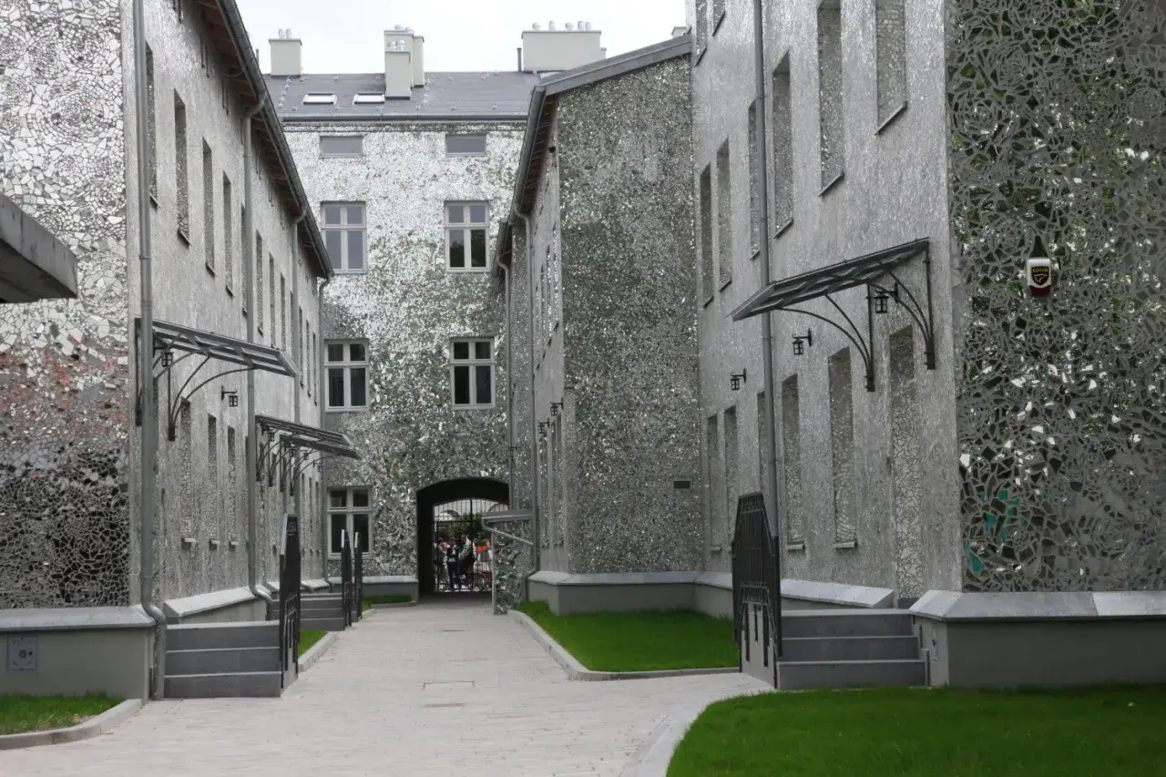 Fasady budynk&oacute;w w Łodzi pokryte mozaiką z luster i szkła. Architektoniczne ł&oacute;dzkie atrakcje, kt&oacute;re przyciągają wzrok.
