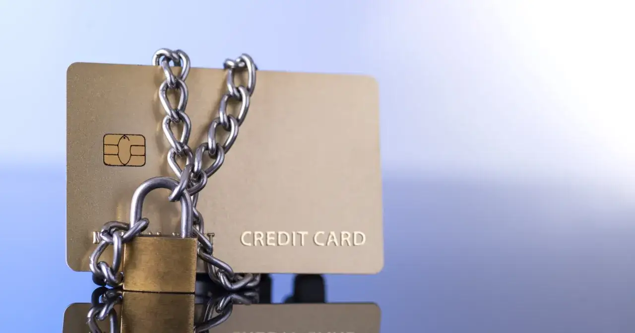 Carte bancaire bloqu&eacute;e, cadenas et cha&icirc;ne symbolisant un d&eacute;passement de d&eacute;couvert.
