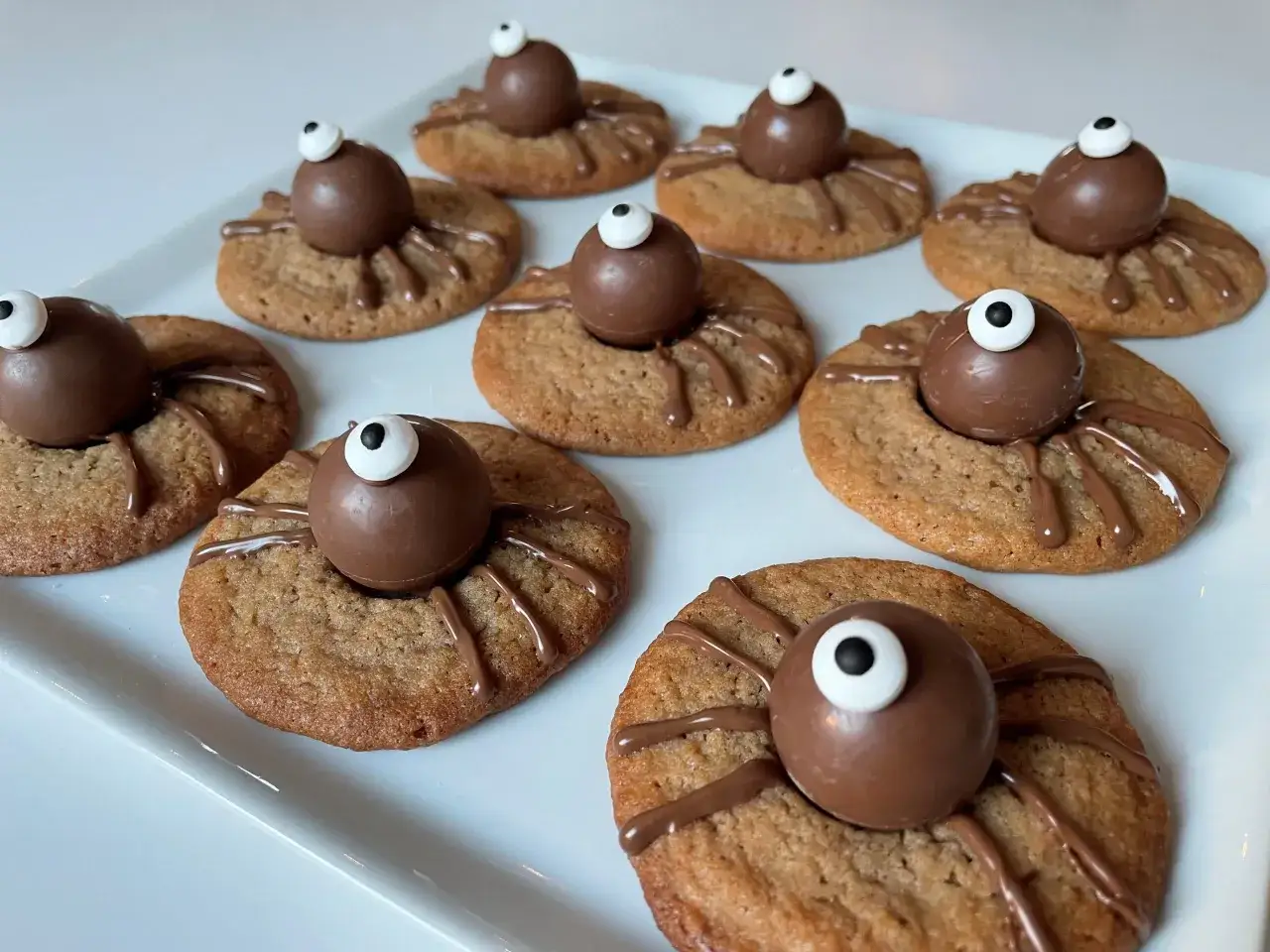 S&ouml;ta spindelkex med chokladbollar och &ouml;gon, perfekta att baka till Halloween med barn. En rolig och l&auml;skig godsak!