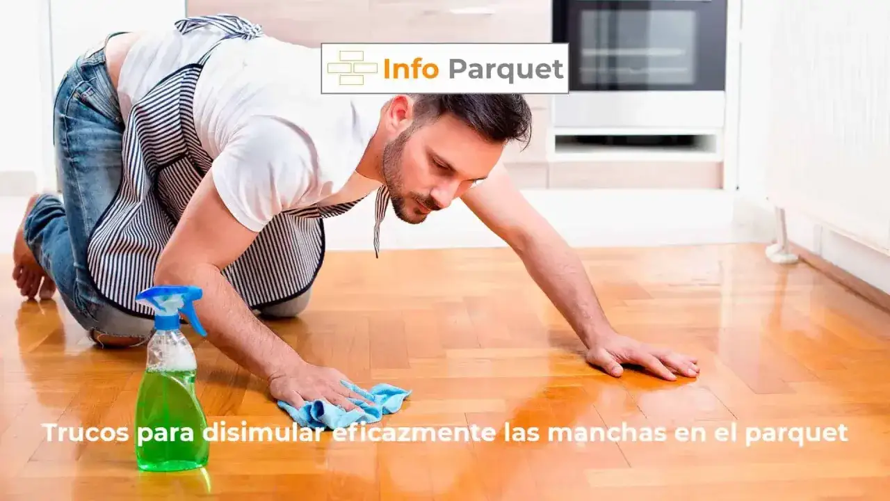 Hombre con delantal limpiando parquet con spray y paño, aprendiendo trucos para disimular manchas en parquet.