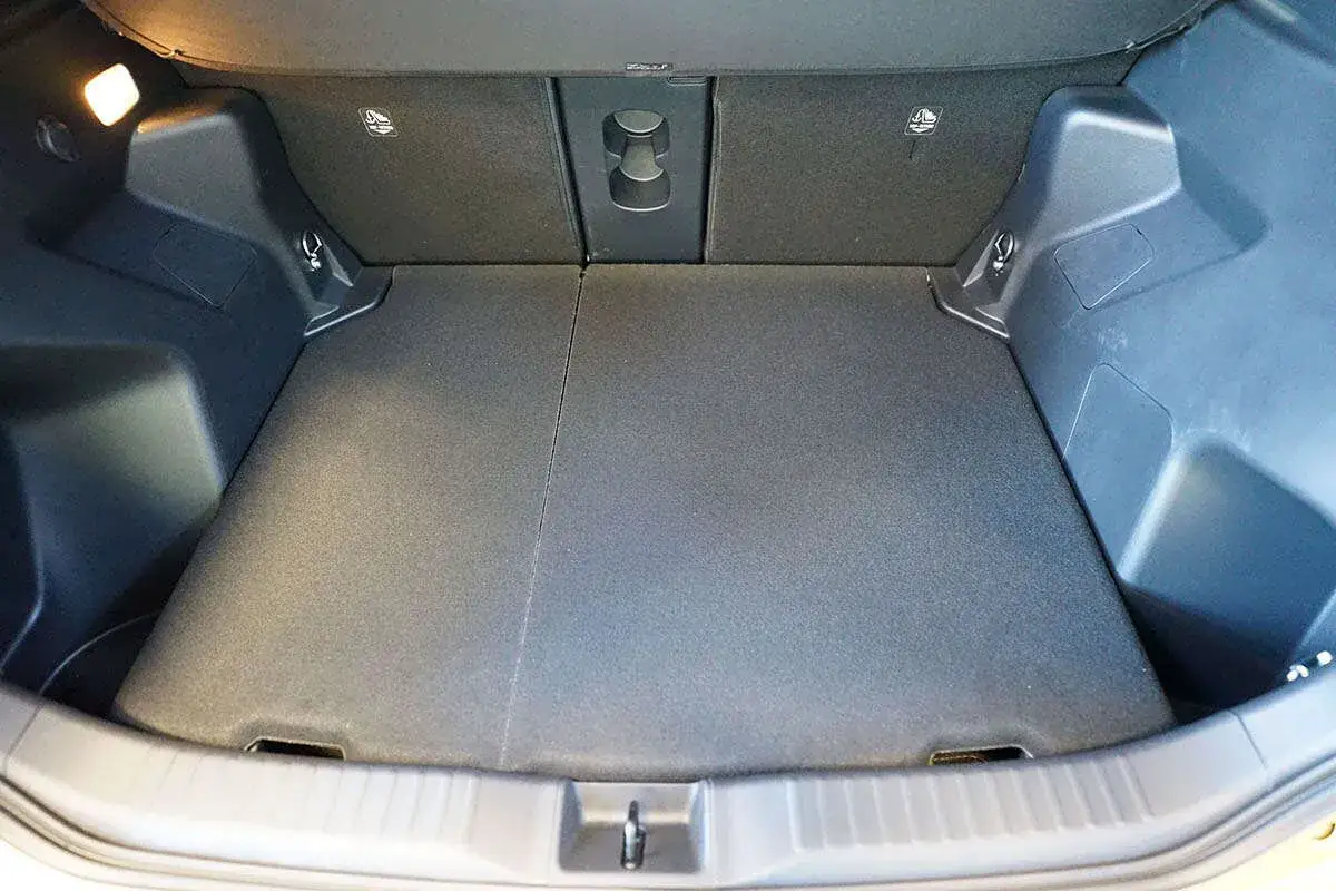 Pusta przestrzeń bagażowa w toyocie yaris hybrid. Gotowa na zakupy lub wakacyjne wyjazdy.
