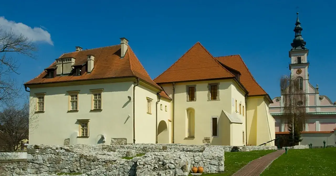 Dawna kopalnia soli w Wieliczce, z charakterystycznymi budynkami i wieżą kościelną w tle.