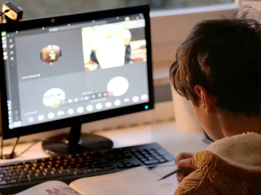 uczeń w domu przed komputerem nauka zdalna