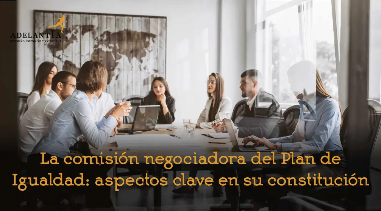 Equipo discutiendo el plan de igualdad de la empresa.