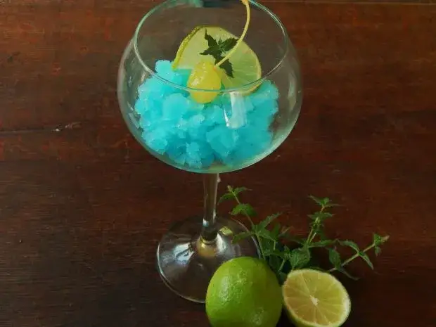 Niebieski drink Ouzo Blue w kieliszku koktajlowym