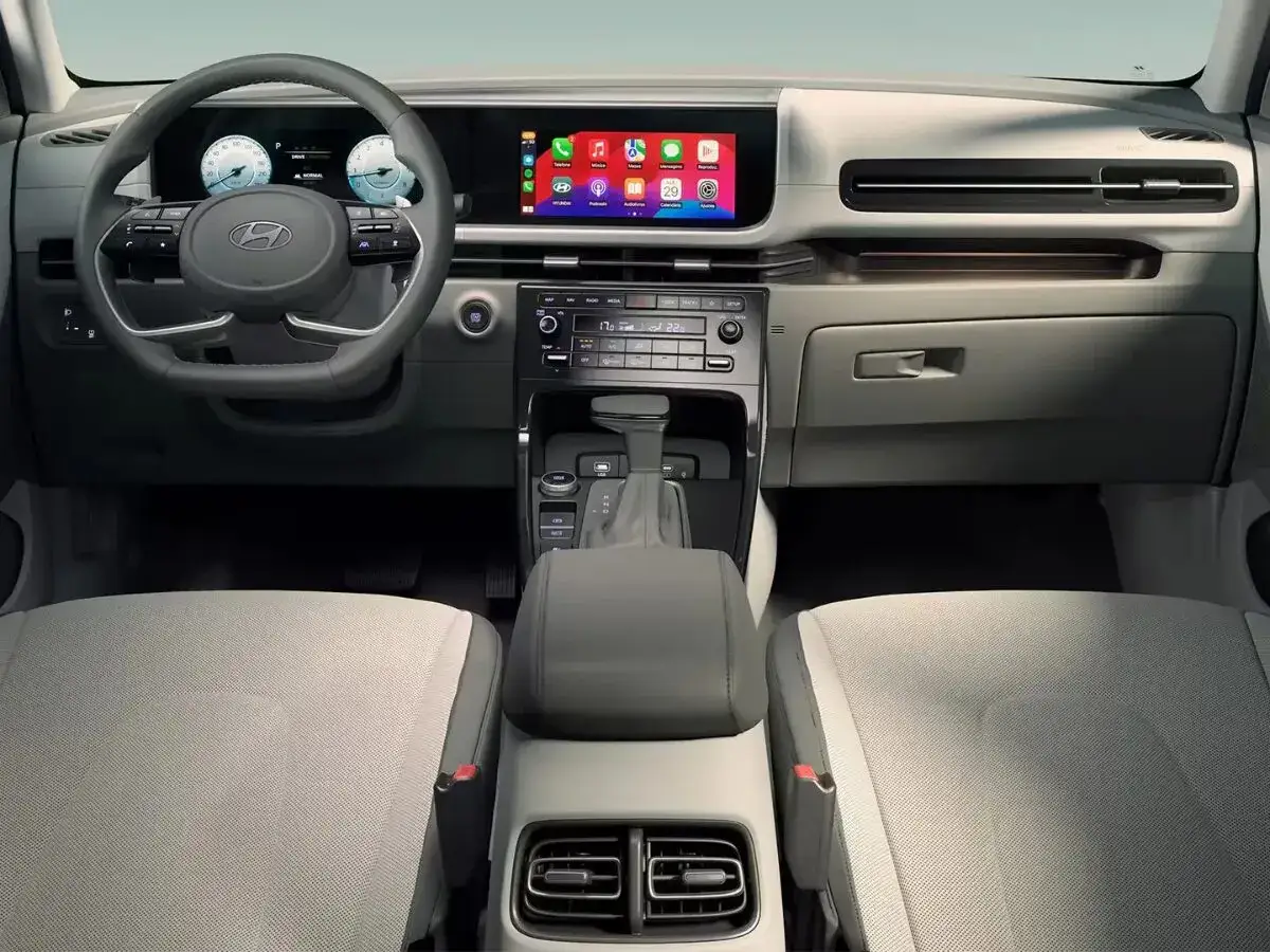 Wnętrze nowego Hyundai Creta: nowoczesny kokpit z dużym ekranem multimedialnym, cyfrowymi zegarami i wygodnymi fotelami.