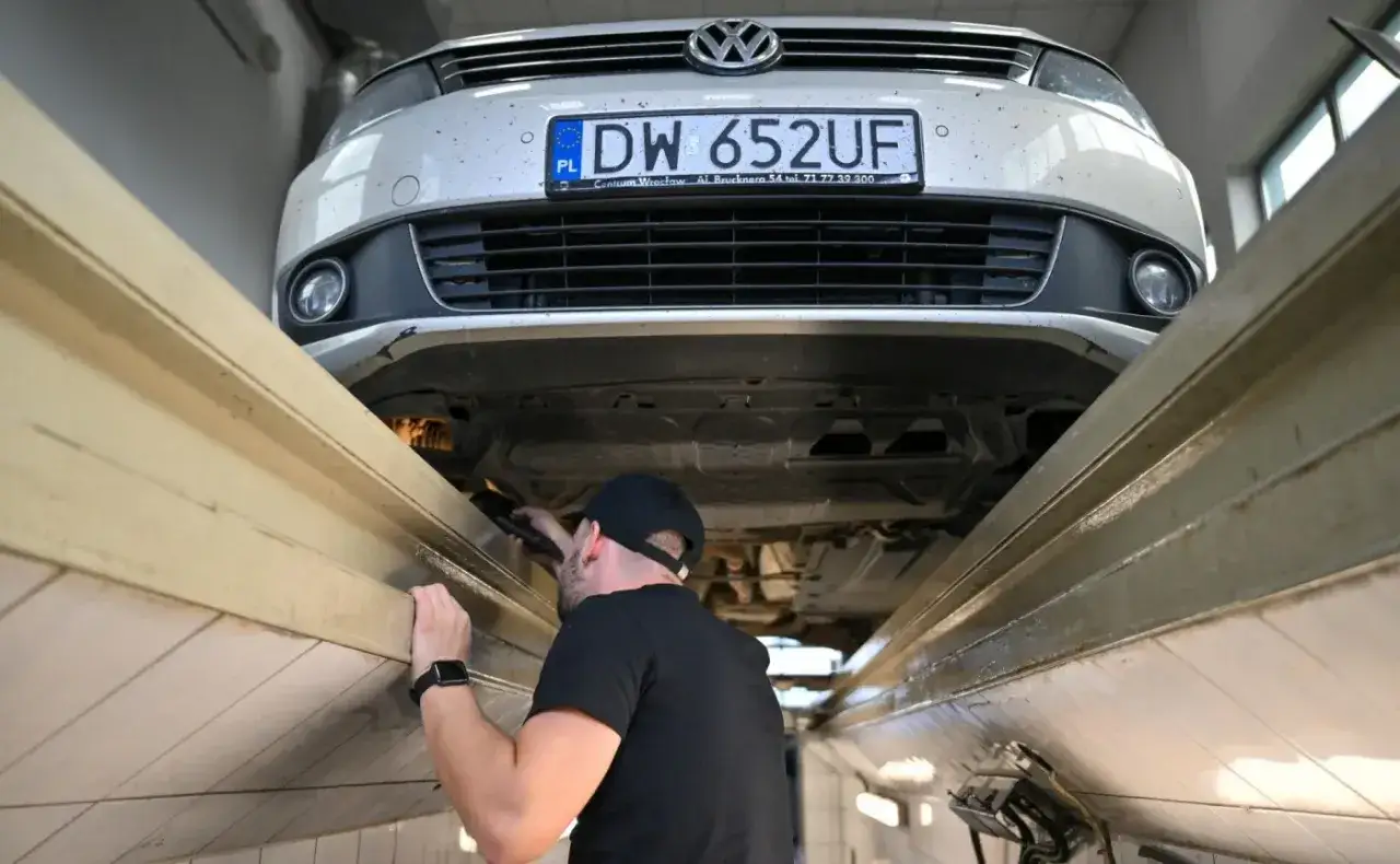 Mechanik sprawdza podwozie Volkswagena na podnośniku. Czy wycięty DPF wpłynie na przegląd?