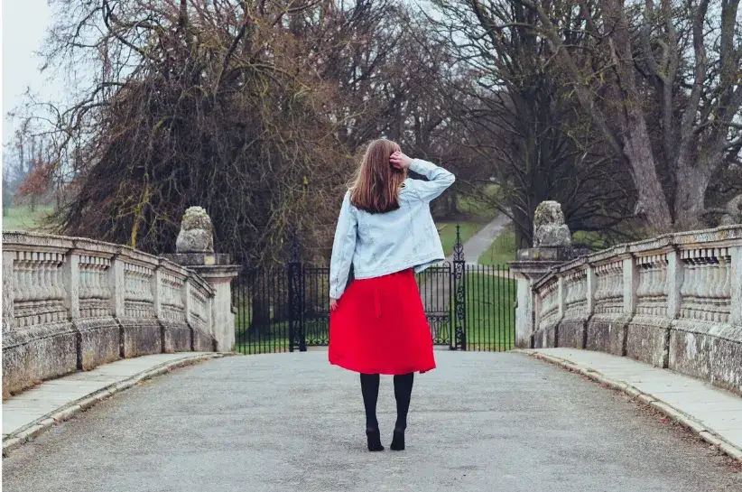 Czerwona spódnica stylizacje trendy