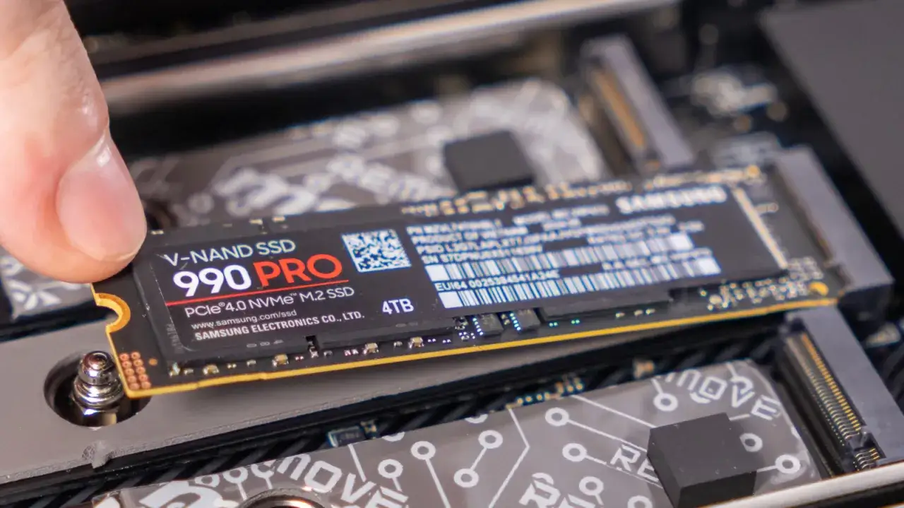 Installation d'un SSD Samsung 990 PRO 4TB sur une carte m&egrave;re.