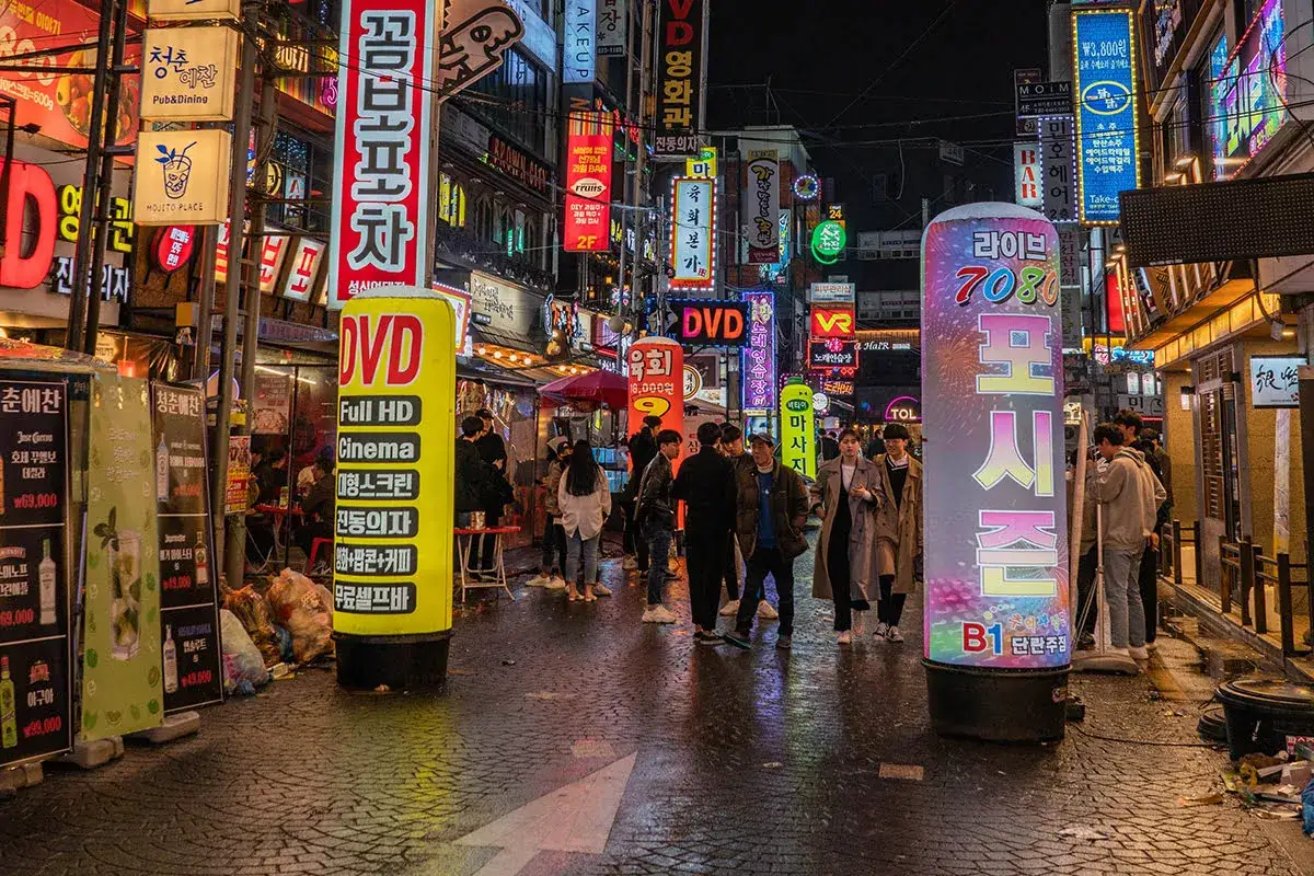 Tętniące życiem nocą ulice **Hongdae** pełne neonów i ludzi.