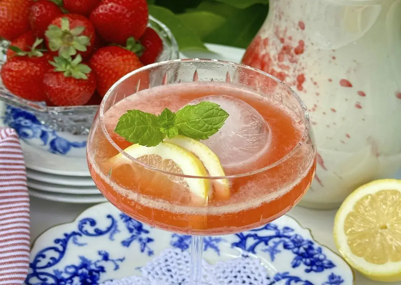 En uppfriskande midsommar drink med jordgubbar, citron och mynta. Perfekt f&ouml;r en solig dag.