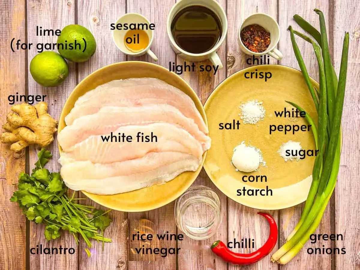 Ingredienser för ett gott sejfile recept: vit fisk, ingefära, lime, koriander, sesamolja, ljus sojasås, chili crisp, salt, vitpeppar, socker, majsstärkelse, risvinvinäger, chili och salladslök.