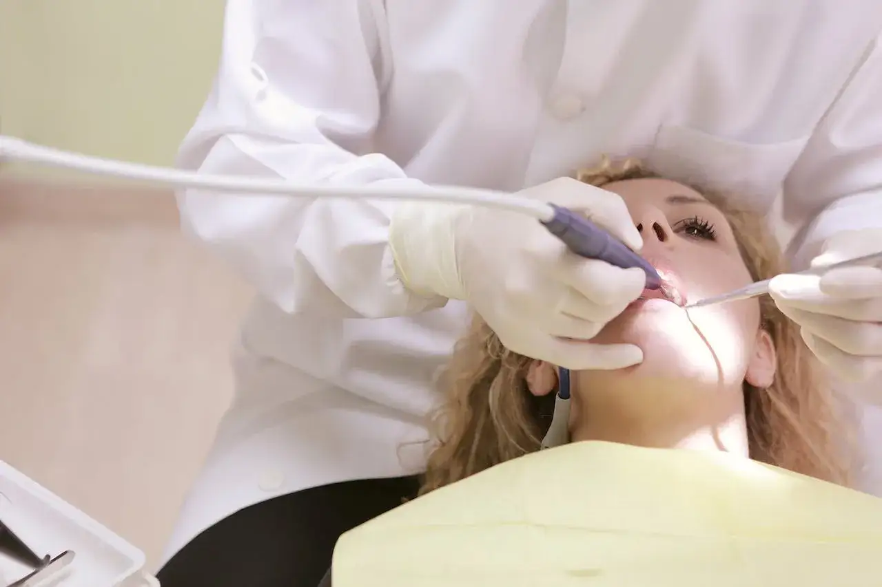 Dentysta pracuje nad zębami pacjentki, która martwi się o swoje kruche zęby.